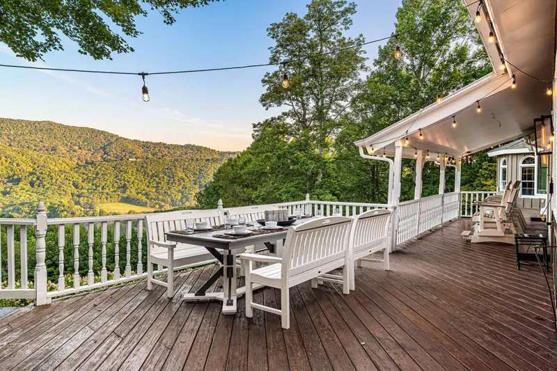 Al fresco dining on the wraparound deck