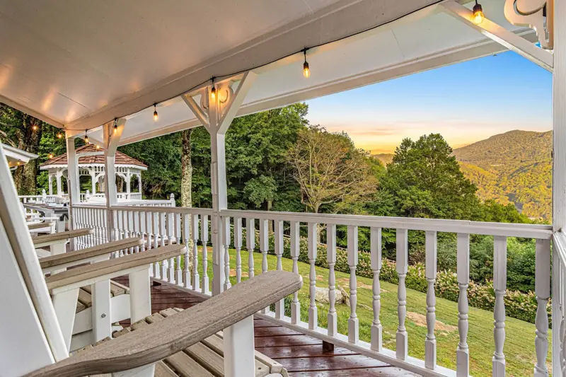 Deck seating facing the ridge
