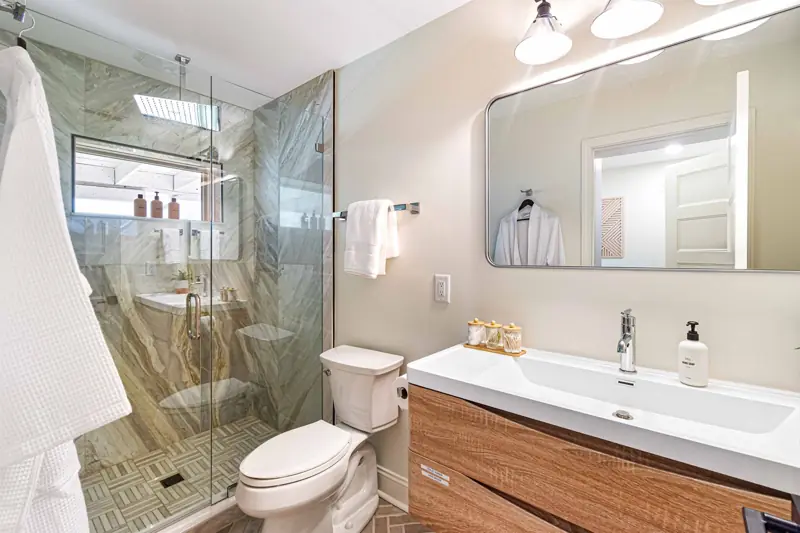 Lower-level en suite