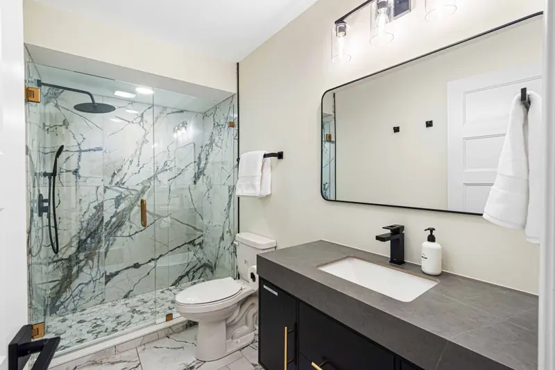 Lower-level full bath